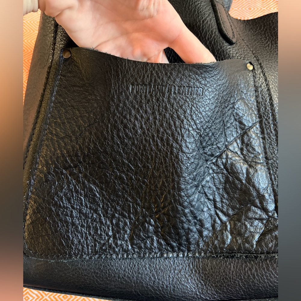 Elegant Black Leather Tote Bag - Picture 4 of 9